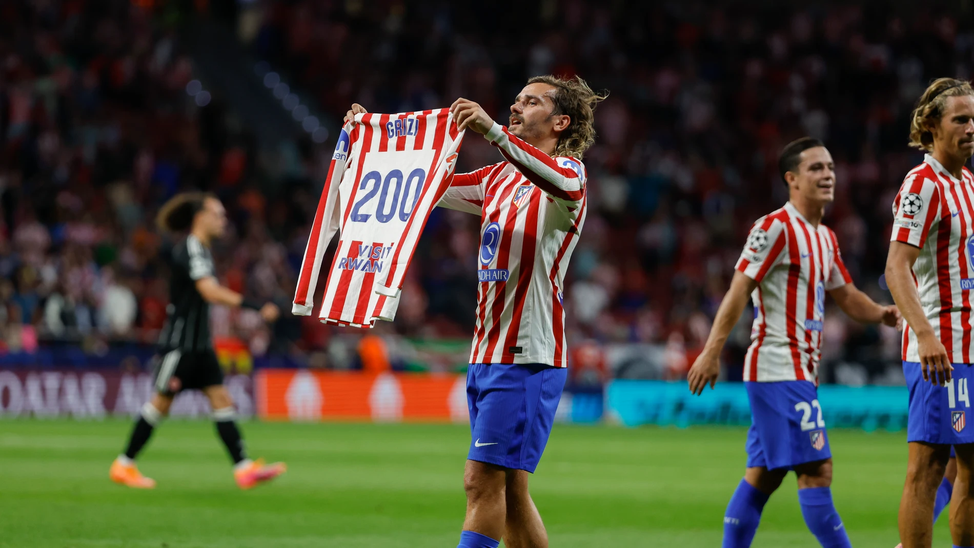 MADRID, 30/09/2025.- El delantero francés del Atlético de Madrid Antoine Griezmann celebra tras anotar el 3-0, su gol número 200, durante el partido de Liga de Campeones que Atlético de Madrid y Eintracht de Fránkfurt disputan este martes en el estadio Metropolitano, en Madrid. EFE/ Juanjo Martín