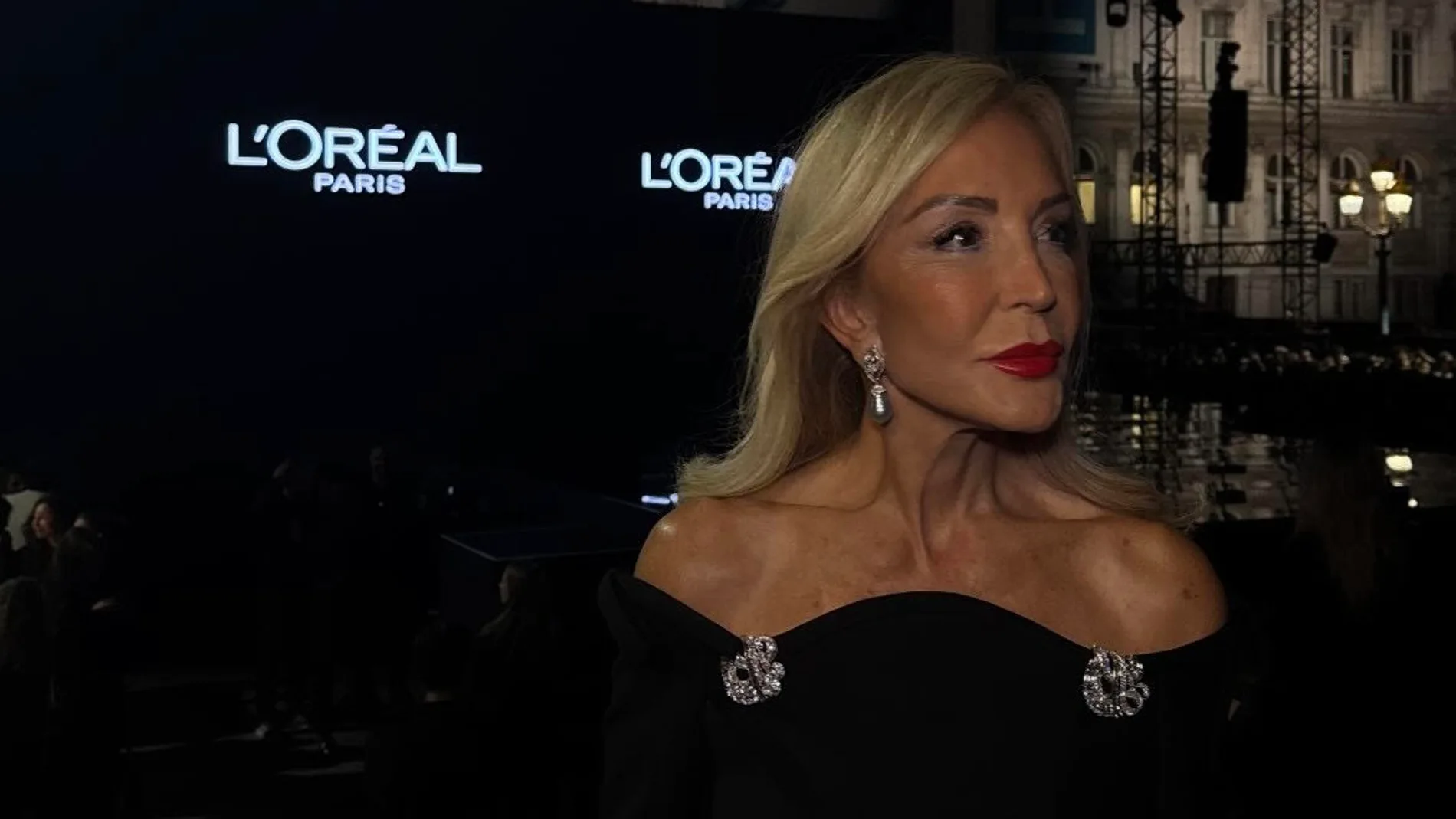 El look de Carmen Lomana en París.