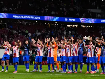 Spain Soccer Champions League Atletico players celebrate after the Champions League opening phase soccer match between Atletico Madrid and Eintracht Frankfurt at the Metropolitano stadium in Madrid, Spain, Tuesday, Sept. 30, 2025. (AP Photo/Manu Fernandez)