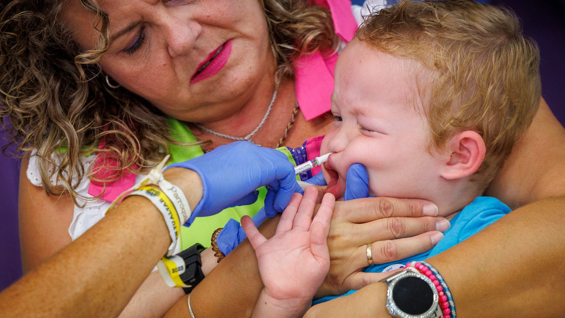 GRAFAND872. SEVILLA, 30/09/2025.- Una sanitaria vacuna a un niño del CEIP Pablo Ruiz Picasso de Sevilla, este martes cuando arranca la campaña de vacunación contra la gripe en la que los primeros en vacunarse serán los niños de 6 a 59 meses, las embarazadas y los docentes de menores de 5 años.EFE/Julio Muñoz