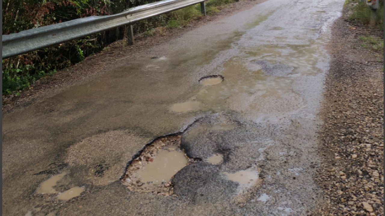 Seis kilómetros de tantos peligros que te juegas la vida: así es la "carretera estrecha, llena de curvas y baches" de Ladruñán, Teruel, que aterra a sus vecinos