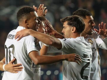 ALMATY (Kazakhstan), 30/09/2025.- Kylian Mbappe (L) of Real Madrid celebrates with his teammates after scoring the 0-3 goal during the UEFA Champions League soccer match between Kairat Almaty and Real Madrid, in Almaty, Kazakhstan, 30 September 2025. (Liga de Campeones, Kazajst&aacute;n) EFE/EPA/MAXIM SHIPENKOV