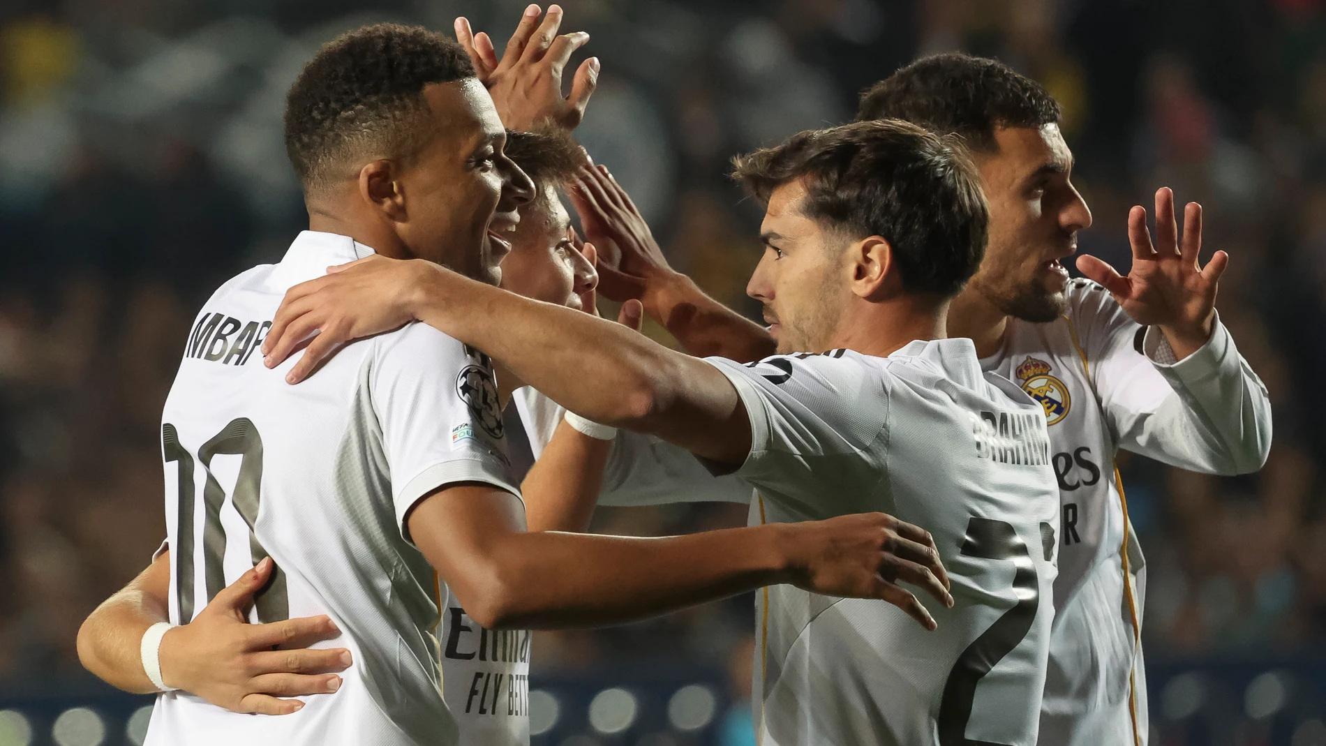 ALMATY (Kazakhstan), 30/09/2025.- Kylian Mbappe (L) of Real Madrid celebrates with his teammates after scoring the 0-3 goal during the UEFA Champions League soccer match between Kairat Almaty and Real Madrid, in Almaty, Kazakhstan, 30 September 2025. (Liga de Campeones, Kazajstán) EFE/EPA/MAXIM SHIPENKOV