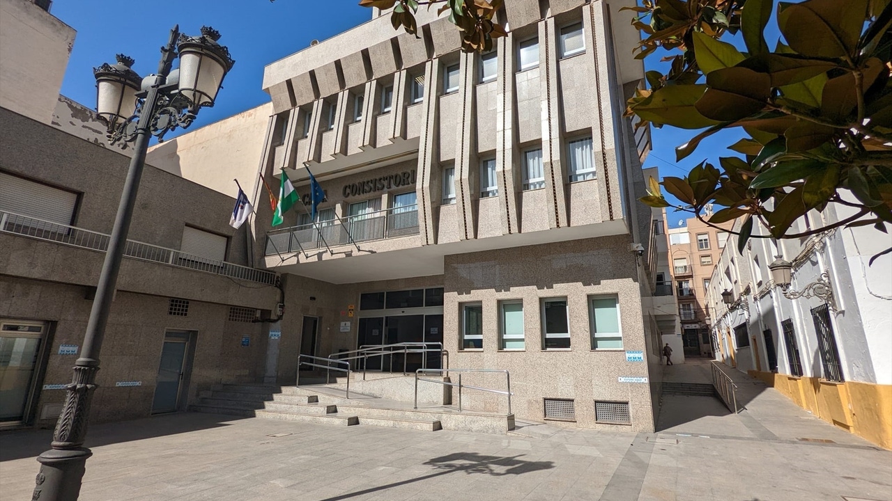 El Ayuntamiento de Roquetas anuncia la construcción de una nueva casa consistorial y la ampliación de la plaza