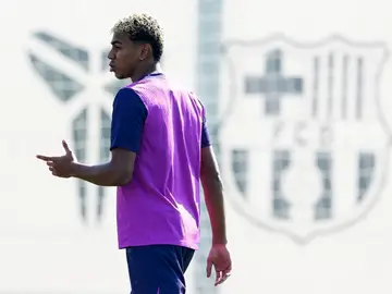 Entrenamiento del FC Barcelona GRAFCAT2512. SANT JOAN DESPÍ (BARCELONA), 30/09/2025.- El jugador del FC Barcelona Lamine Yamal durante el entrenamiento que el equipo azulgrana ha realizado este martes en la ciudad deportiva Joan Gamper para preparar el partido de Liga de Campeones que mañana disputarán ante el PSG en el Estadi Olímpic Lluis Companys. EFE/Alejandro García