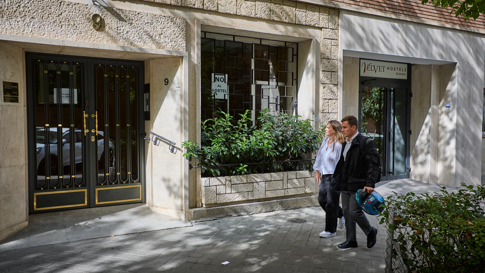 El polémico albergue del Parque de las Avenidas ha abierto sus puertas, pese a no contar con la licencia de primera ocupación y de funcionamiento. El estreno de Velvet Hostel se produjo justo el mismo día en que el alcalde, José Luis Martínez-Almeida, había anunciado que la intención del Ayuntamiento era que este establecimiento no abriese por no cumplir la normativa. © Alberto R. Roldán 30 09 2025.