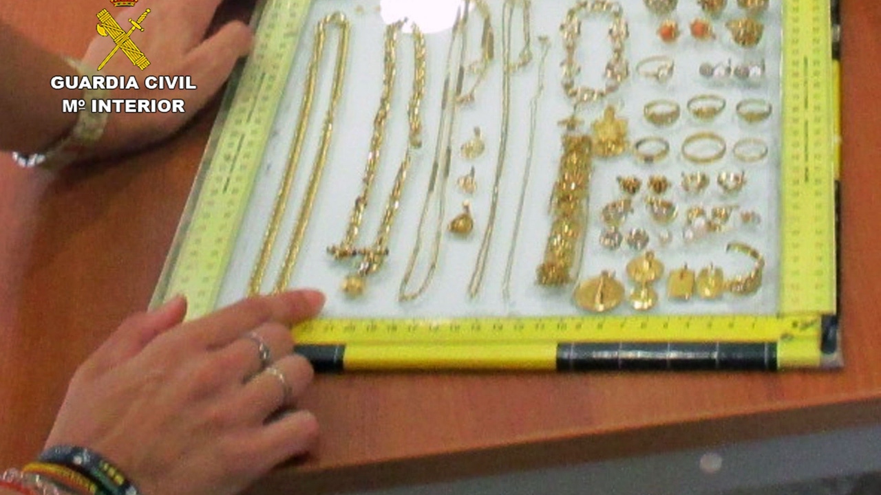 Operación "Sisagold": La Guardia Civil recupera cerca de un centenar de joyas sustraídas en domicilios de San Javier (Región de Murcia)