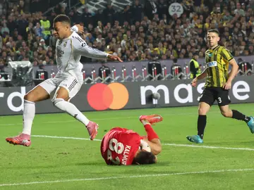 UEFA Champions League - Kairat Almaty vs Real Madrid ALMATY (Kazakhstan), 30/09/2025.- Goalkeeper Sherhan Kalmurza (C) of Kairat Almaty in action against Kylian Mbappe (L) of Real Madrid during the UEFA Champions League soccer match between Kairat Almaty and Real Madrid, in Almaty, Kazakhstan, 30 September 2025. (Liga de Campeones, Kazajstán) EFE/EPA/MAXIM SHIPENKOV