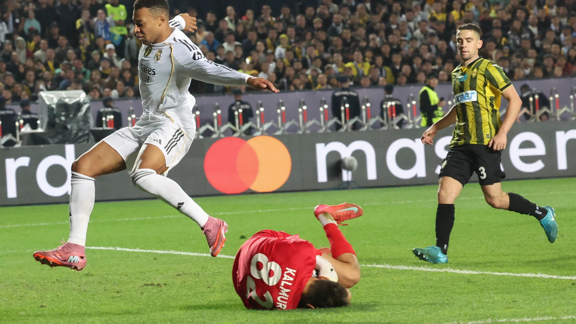 ALMATY (Kazakhstan), 30/09/2025.- Goalkeeper Sherhan Kalmurza (C) of Kairat Almaty in action against Kylian Mbappe (L) of Real Madrid during the UEFA Champions League soccer match between Kairat Almaty and Real Madrid, in Almaty, Kazakhstan, 30 September 2025. (Liga de Campeones, Kazajstán) EFE/EPA/MAXIM SHIPENKOV