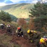 Labores de extinción en el incendio de Peñalba de la Sierra (Guadalajara)