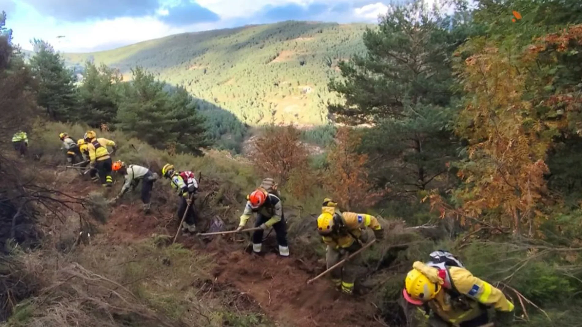 Labores de extinción en el incendio de Peñalba de la Sierra (Guadalajara)