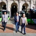 Carnero junto al concejal Gutiérrez Alberca y el gerente de Auvasa, Eduardo Cabanillas, tras presentar los nuevos autobuses