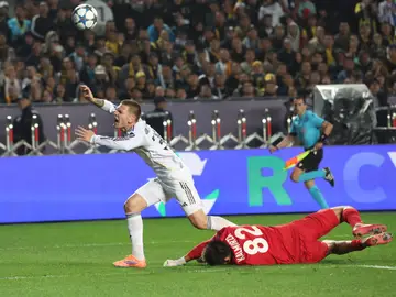 UEFA Champions League - Kairat Almaty vs Real Madrid ALMATY (Kazakhstan), 30/09/2025.- Goalkeeper Sherhan Kalmurza (R) of Kairat Almaty in action against Franco Mastantuono (L) of Real Madrid during the UEFA Champions League soccer match between Kairat Almaty and Real Madrid, in Almaty, Kazakhstan, 30 September 2025. (Liga de Campeones, Kazajstán) EFE/EPA/MAXIM SHIPENKOV