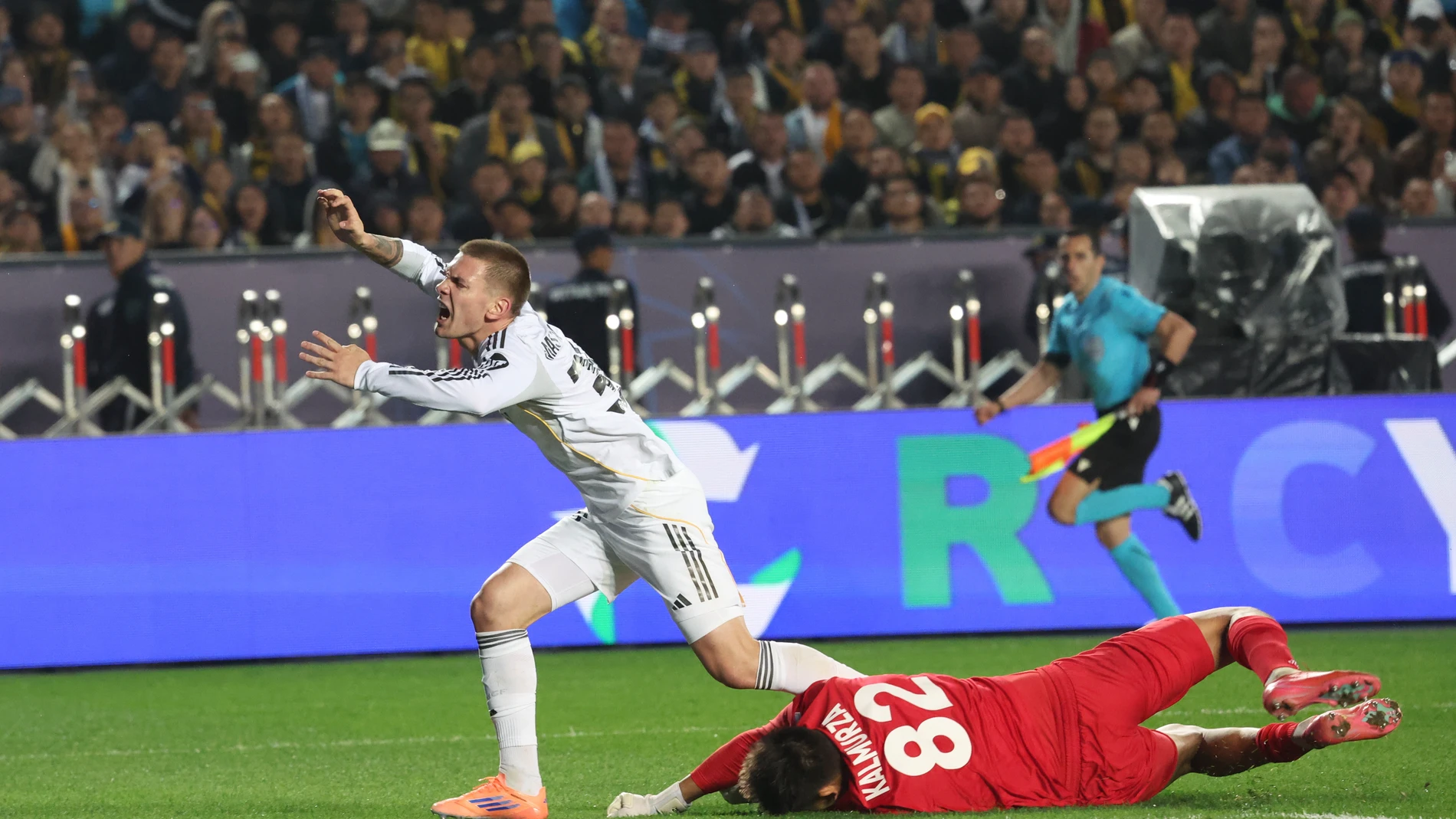 ALMATY (Kazakhstan), 30/09/2025.- Goalkeeper Sherhan Kalmurza (R) of Kairat Almaty in action against Franco Mastantuono (L) of Real Madrid during the UEFA Champions League soccer match between Kairat Almaty and Real Madrid, in Almaty, Kazakhstan, 30 September 2025. (Liga de Campeones, Kazajstán) EFE/EPA/MAXIM SHIPENKOV