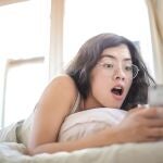 Mujer revisando el móvil de su pareja