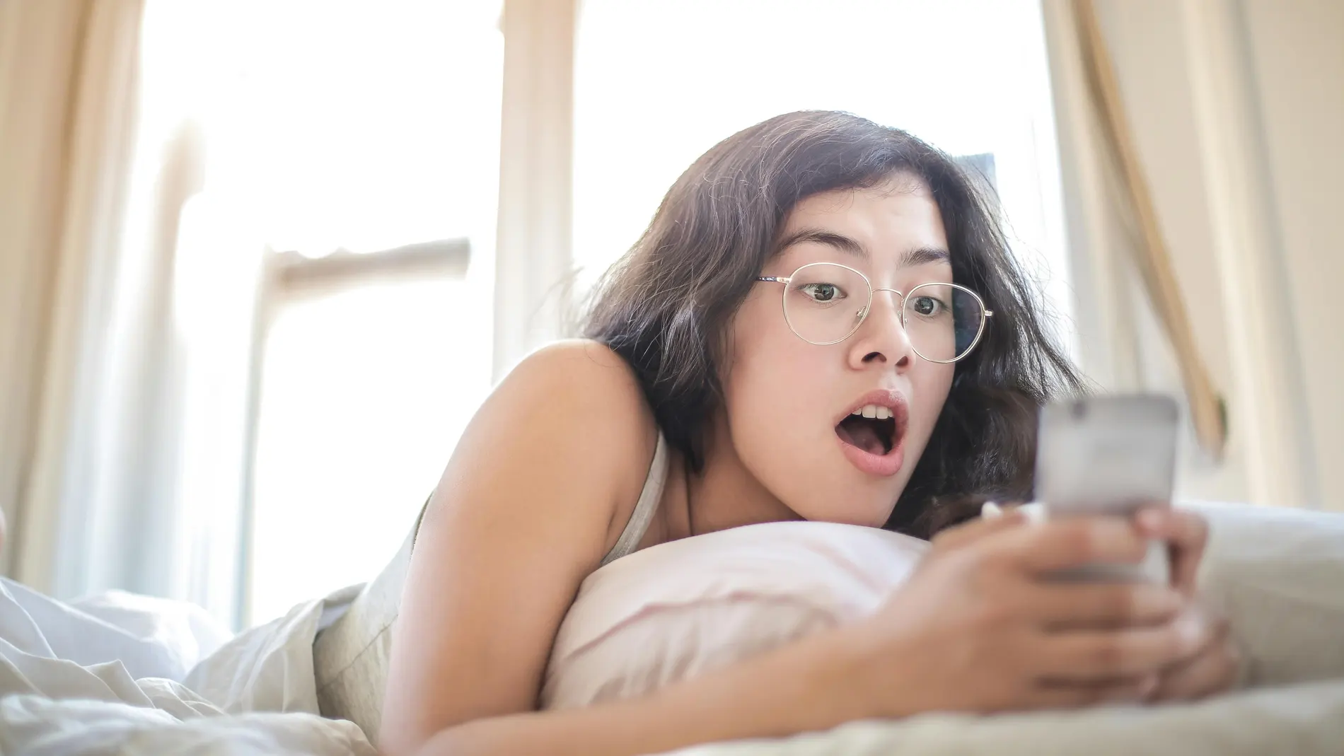 Mujer revisando el móvil de su pareja
