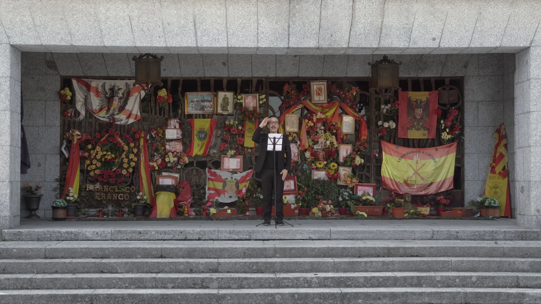 Darío Adanti leyendo los chistes ante el mausoleo de Franco