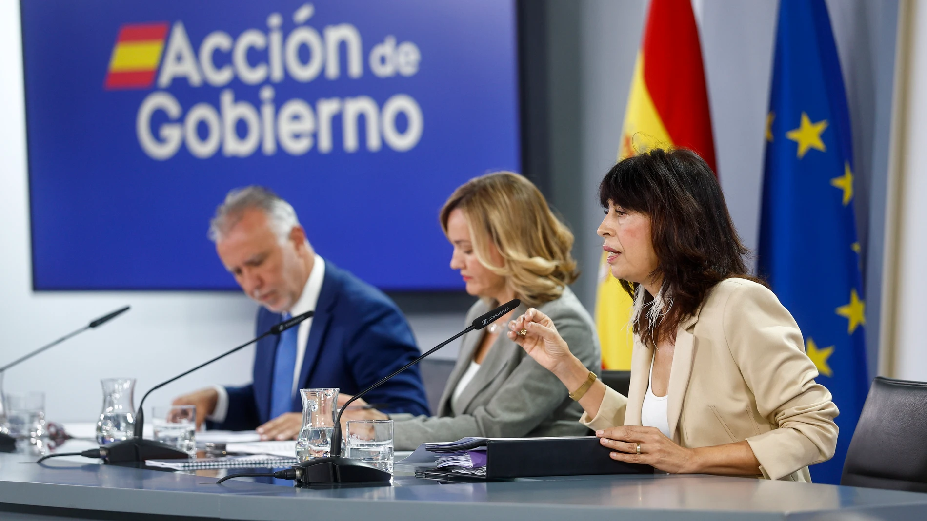 MADRID, 30/09/2025.- La ministra de Igualdad, Ana Redondo, junto a la portavoz y ministra de Educación, Formación Profesional y Deportes, Pilar Alegría (c), y el ministro de Política Territorial y Memoria Democrática, Ángel Víctor Torres, durante la rueda de prensa posterior a la reunión del Consejo de Ministros, este martes en Moncloa. EFE/Rodrigo Jiménez