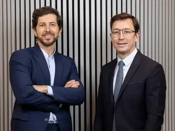 Dres. Juan Prieto y Enrique Sandoval, especialistas en cirugía de cadera Dres. Juan Prieto y Enrique Sandoval, especialistas en cirugía de cadera