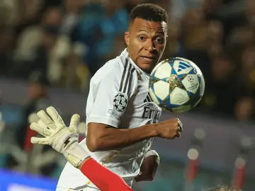 UEFA Champions League - Kairat Almaty vs Real Madrid ALMATY (Kazakhstan), 30/09/2025.- Kylian Mbappe of Real Madrid scores the 0-2 goal against goalkeeper Sherhan Kalmurza (L) of Kairat Almaty during the UEFA Champions League soccer match between Kairat Almaty and Real Madrid, in Almaty, Kazakhstan, 30 September 2025. (Liga de Campeones, Kazajstán) EFE/EPA/MAXIM SHIPENKOV