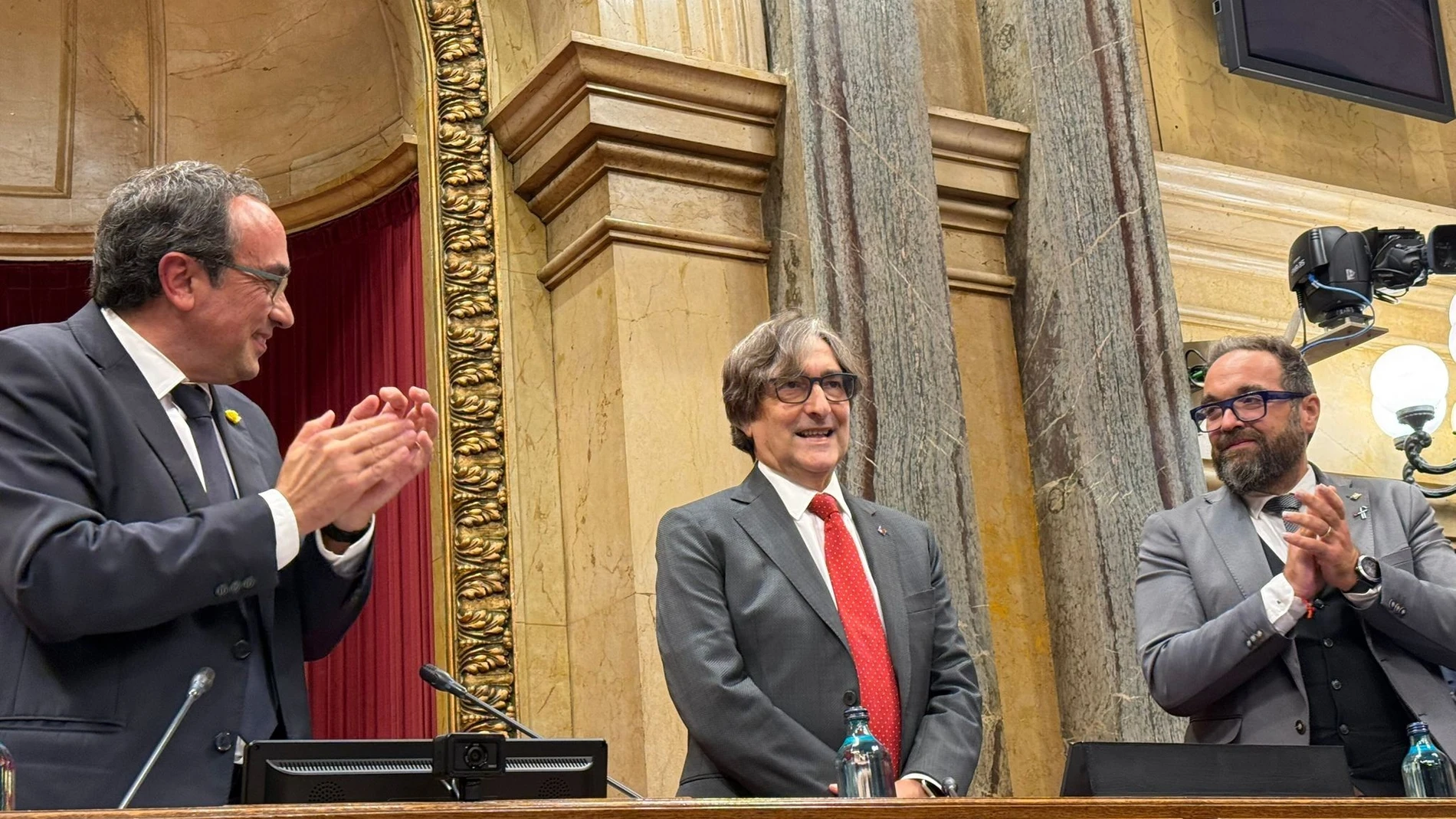 El presidente del Parlament, Josep Rull; el diputado del PSC y vicepresidente del Parlament, David Pérez, y el secretario segundo de la Mesa del Parlament, Juli Fernández (ERC) en el pleno del Parlament. EUROPA PRESS 30/09/2025
