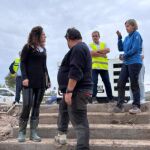 Elena Lacalle, alcaldesa de Cuarte, junto con un equipo de concejales revisando los daños tras la tormenta