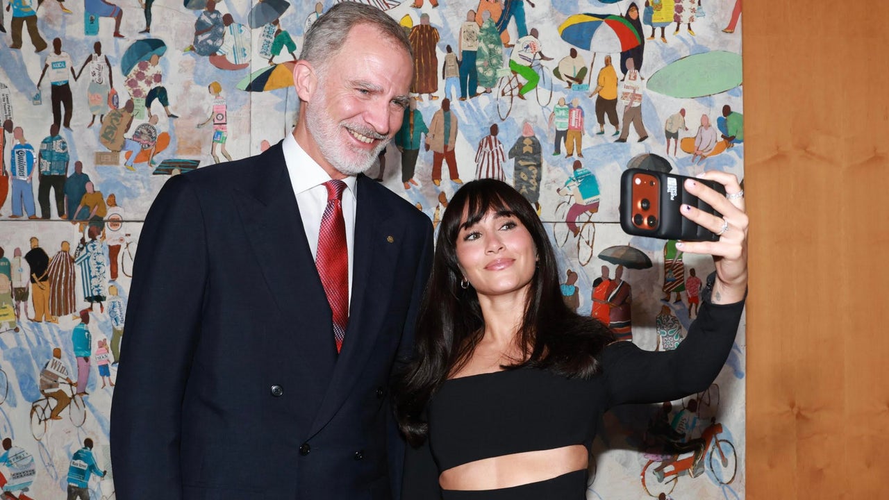 Aitana impacta en Barcelona con un lookazo de Carolina Herrera y un selfie viral con el Rey Felipe
