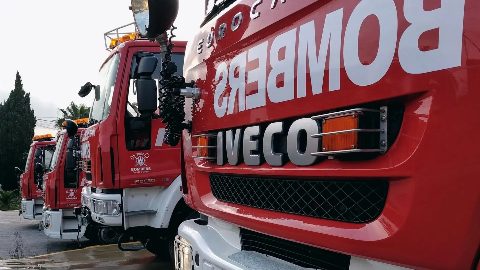 Los Bomberos de Ibiza trabajan para rescatar a personas atrapadas en vehículos y viviendas