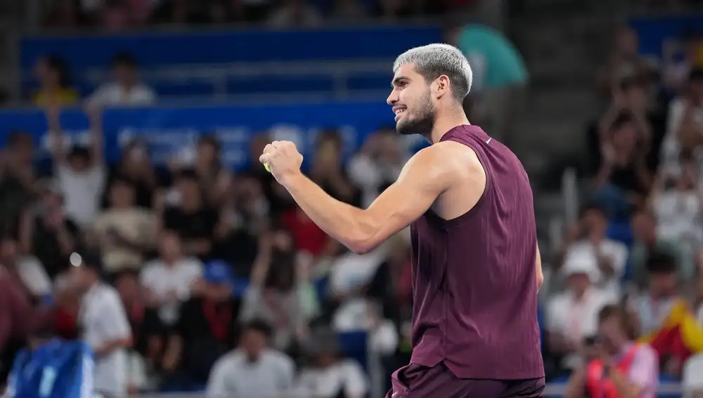 MURCIA.-El tenista español Carlos Alcaraz reina en Tokio y levanta su octavo título del año