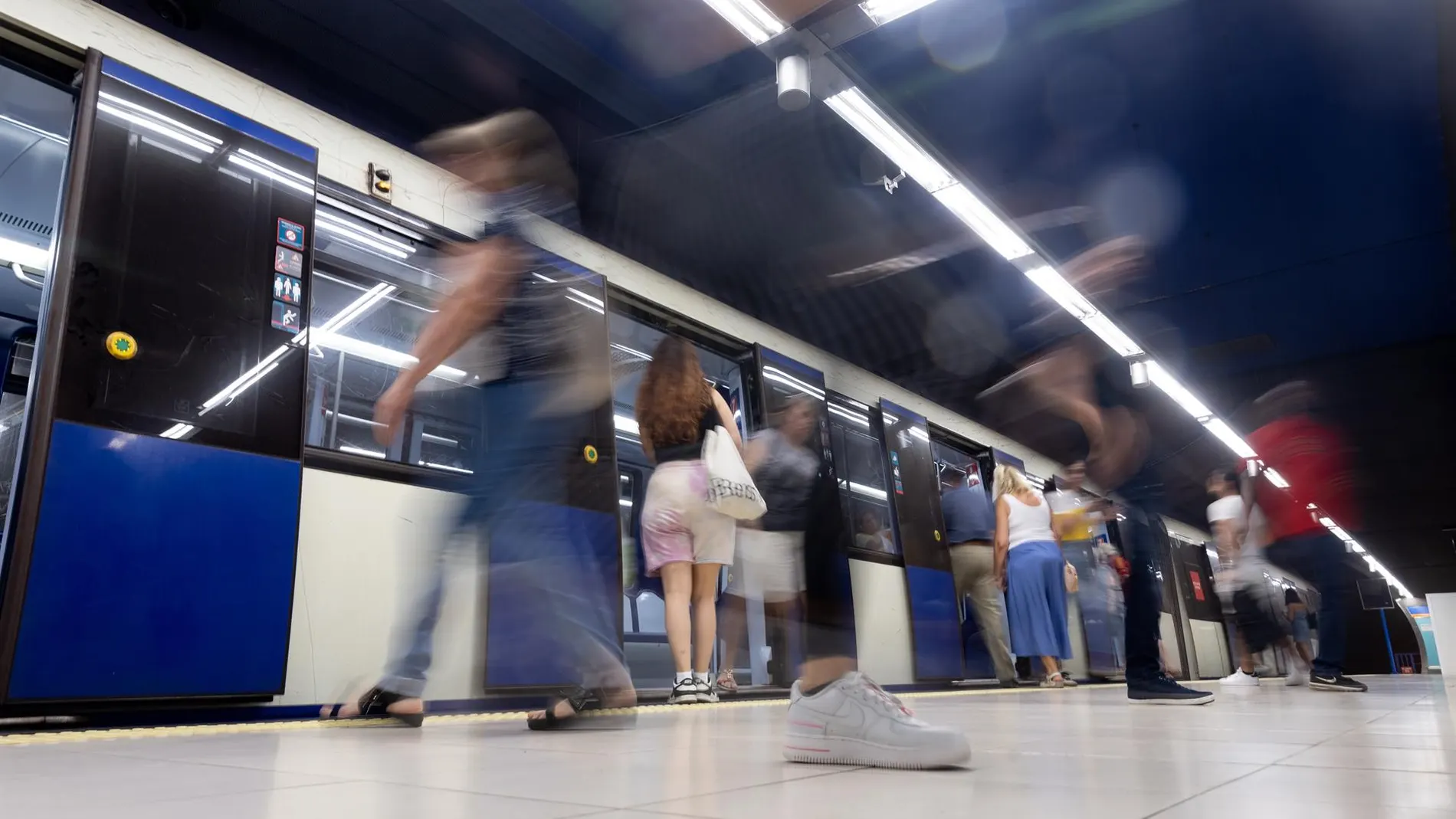 La Comunidad niega que haya "empujadores" en el Metro y habla de 120 "jefes de sector" que "ayudan" a los usuarios