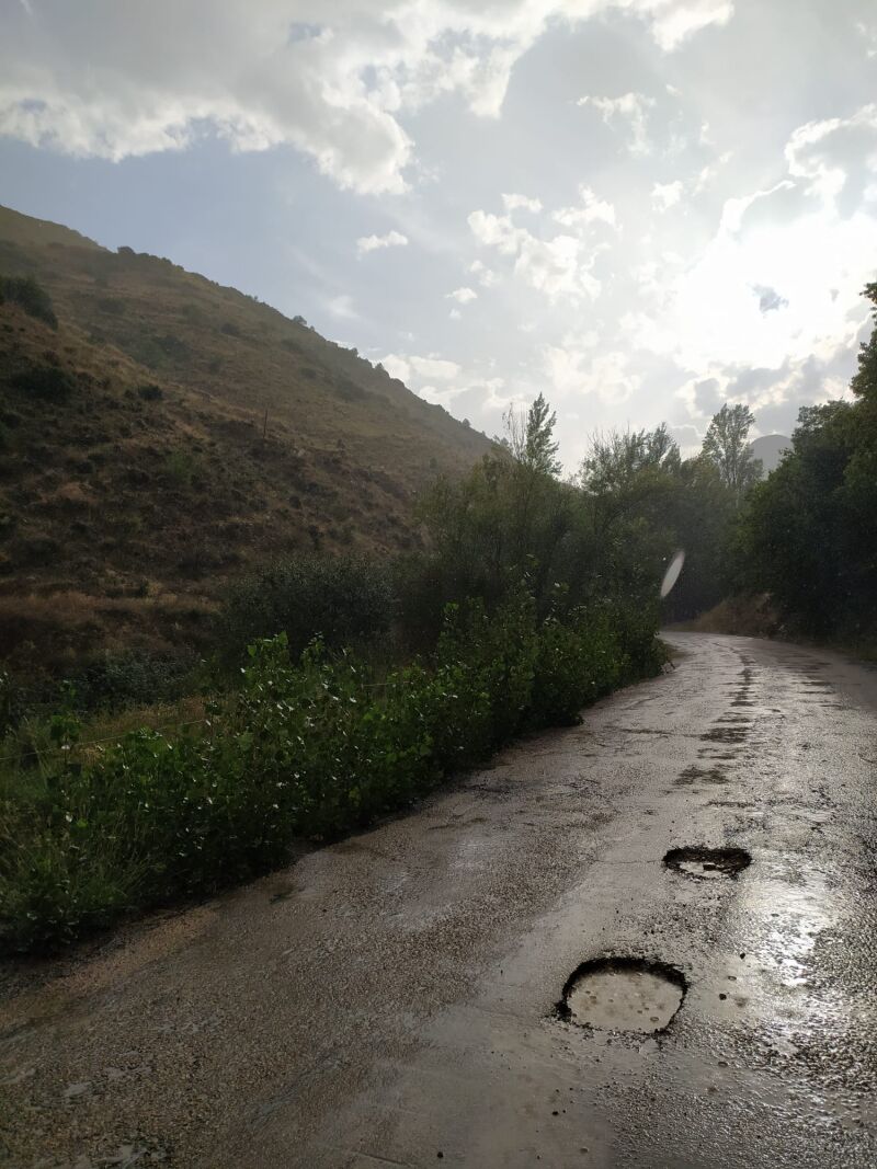 Tramo de la carretera afectada a la entrada del pueblo