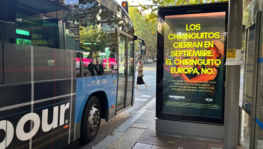 Campaña "Chiringuito Europa" iniciada por Vox en una marquesina de autobús de Madrid.