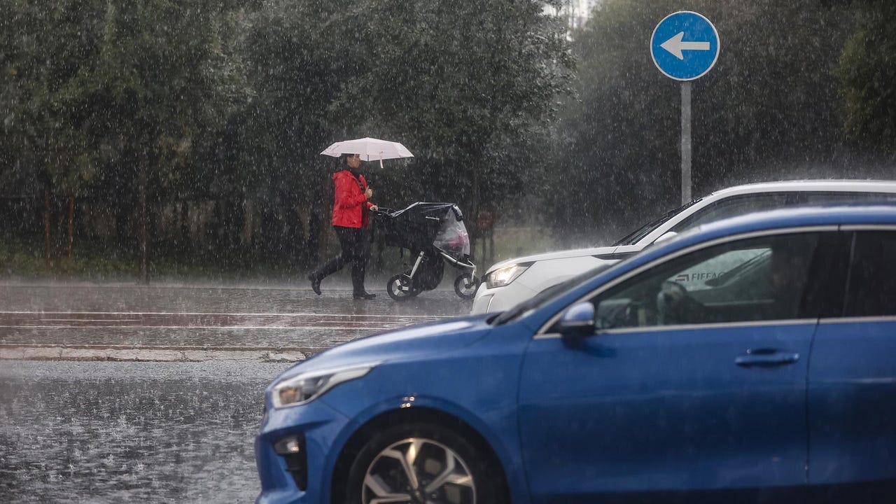 La Comunitat afronta un martes con alertas naranjas y amarillas por lluvias tras la roja