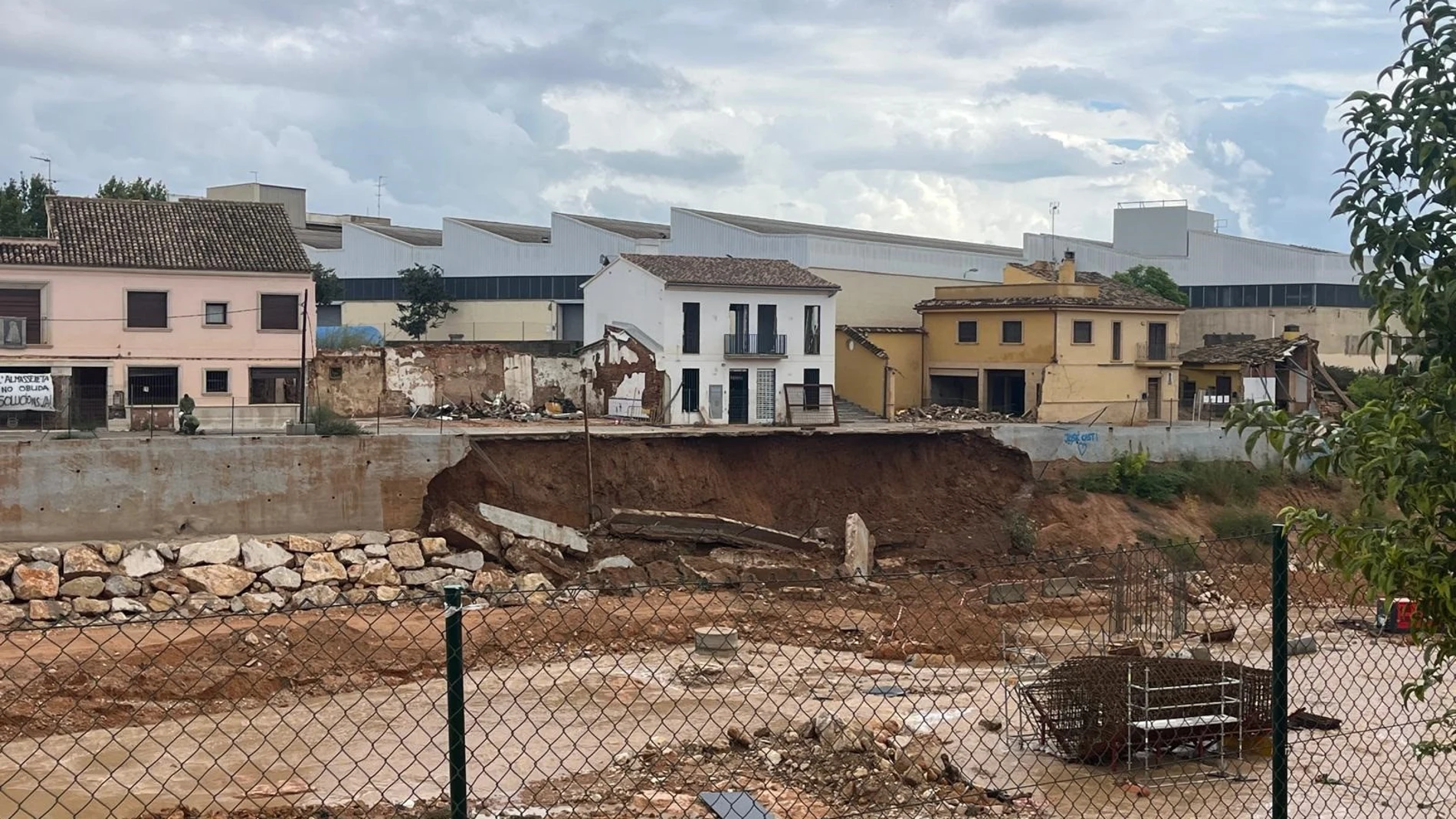 Un talud se desprende en el barranco del Poyo en Picanya (Valencia) REMITIDA / HANDOUT por CHJ Fotografía remitida a medios de comunicación exclusivamente para ilustrar la noticia a la que hace referencia la imagen, y citando la procedencia de la imagen en la firma 30/09/2025