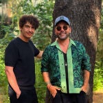 Miguel Poveda (derecha), junto a EduArtGranada