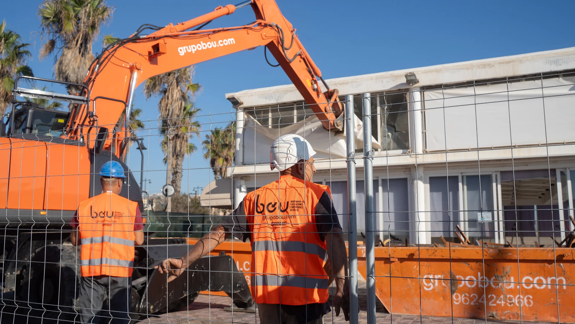 Operarios trabajan durante el primer derribo de los chiringuitos de la Malvarrosa, en el Restaurante El Bobo, a 1 de octubre de 2025, en Valencia, Comunidad Valenciana (España). La alcaldesa de Valencia ha visitado hoy el primer derribo de los chiringuitos ubicados en la playa de la Malvarrosa, que forma parte de un plan municipal para la recuperación urbanística, ambiental y turística de esta zona costera. 01 OCTUBRE 2025: CATALÁ;PRIMER DERRIBO;DERRIBO;CHIRINGUITOS;PLAYA;MALVARROSA;VALENCIA...