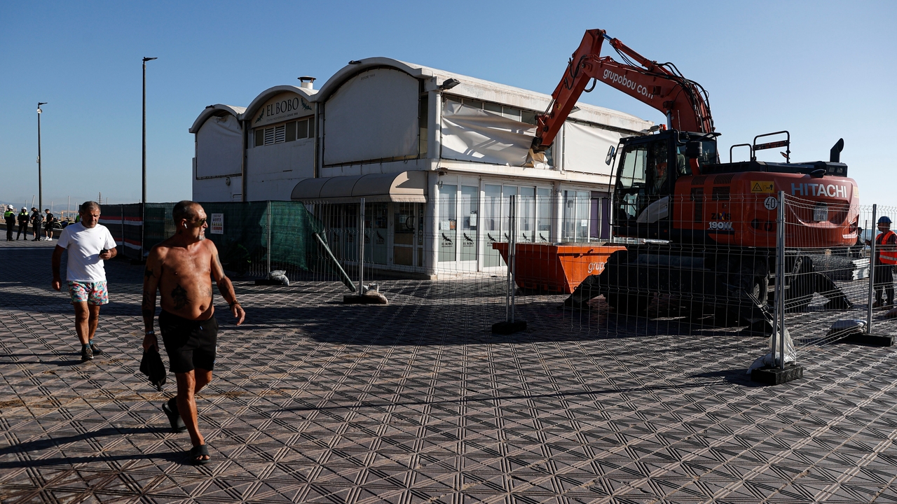 Comienza el derribo de los restaurantes de La Malvarrosa para modernizar la fachada marítima