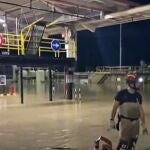 Limpieza y baldeo en autovía del aeropuerto.