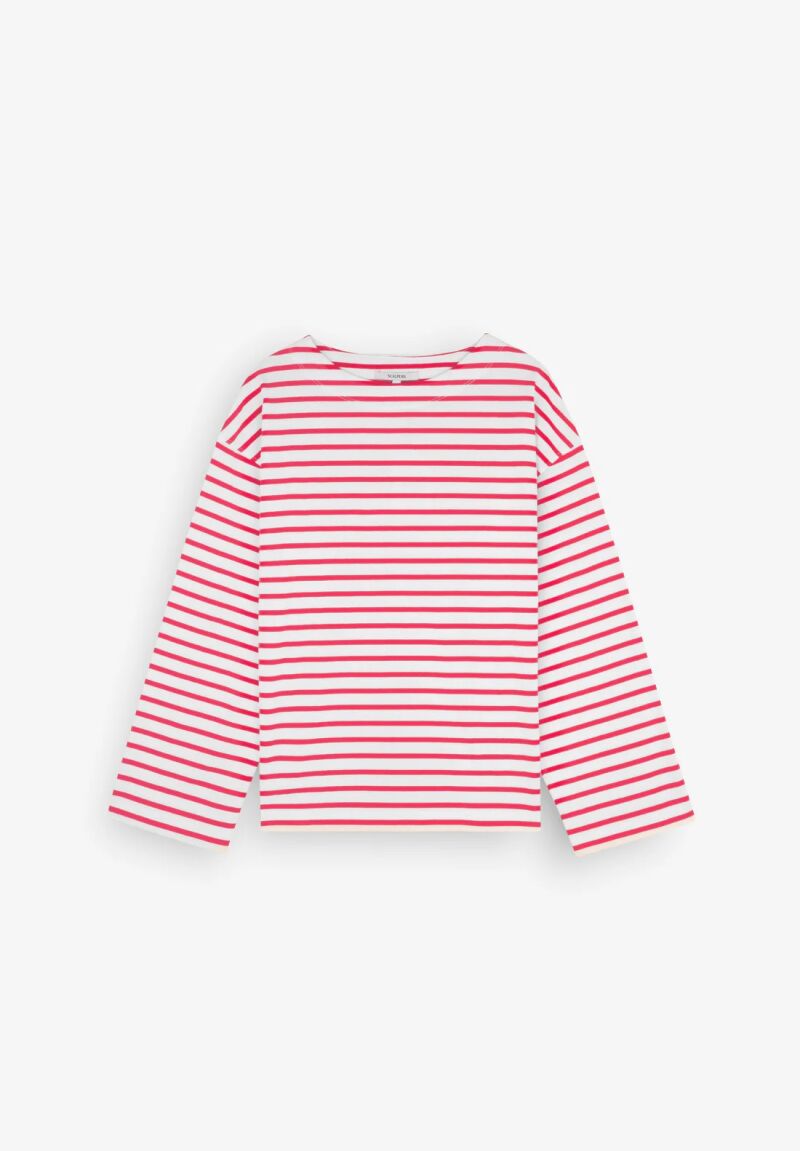 Camiseta de rayas en rojo.