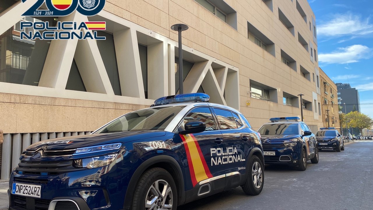 Héroes sin capa: Agentes de la Policía Nacional y de la Autoridad Portuaria de Alicante evitan el fallecimiento de una mujer gracias a una rápida maniobra de reanimación