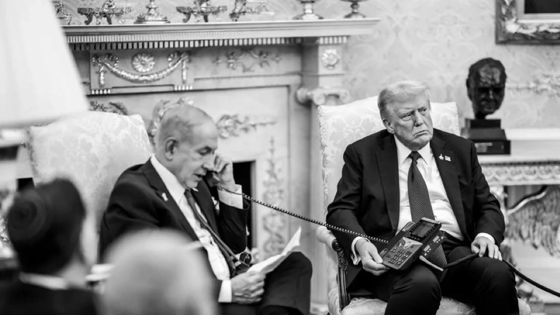 WASHINGTON, 01/10/2025.- Fotografía distribuida por la Casa Blanca que muestra al presidente de EE.UU., Donald Trump, sujetando el teléfono al primer ministro israelí, Benjamín Netanyahu, durante la llamada que hizo al primer ministro catarí, Mohamed bin Abdulrahmán, para disculparse por el ataque a Doha del pasado 9 de septiembre en el que murieron seis personas, el pasado lunes en la Oficina Oval de la Casa Blanca. EFE/The White House/- SOLO USO EDITORIAL/SOLO DISPONIBLE PARA ILUSTRAR LA NO...