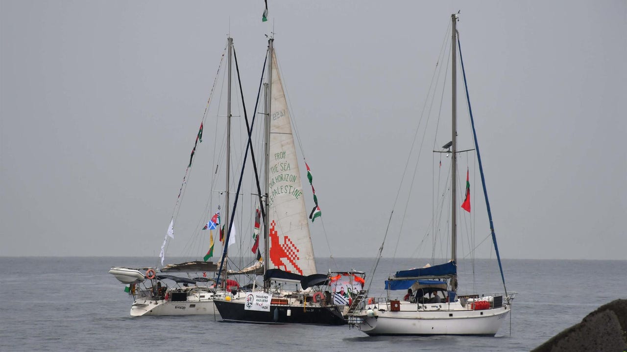 Llegada de la Flotilla a Gaza, en directo: Israel envia un buque militar a intimidar a sus barcos en la zona de alto riesgo