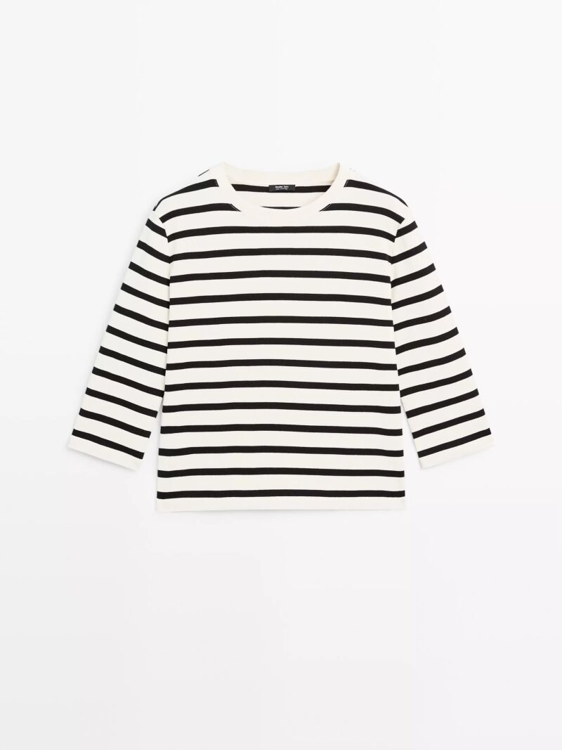 Camiseta de rayas de mangas francesas.