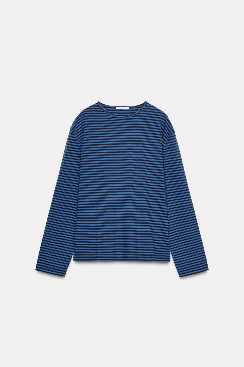 Camiseta de rayas en marino.
