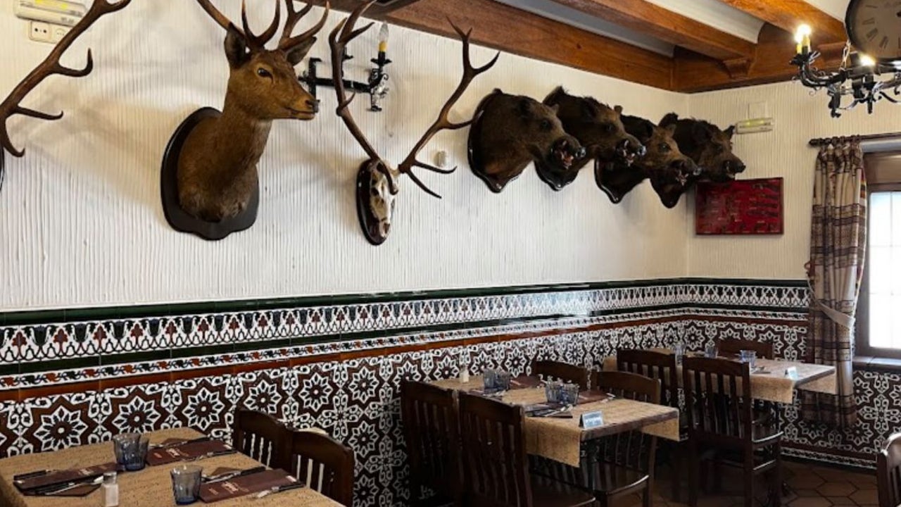 Un restaurante en los Montes de Toledo, el templo de la cocina de caza que da vida al pueblo