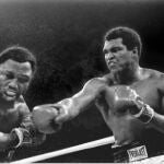 Joe Frazier recibe un golpe de Muhamad Ali