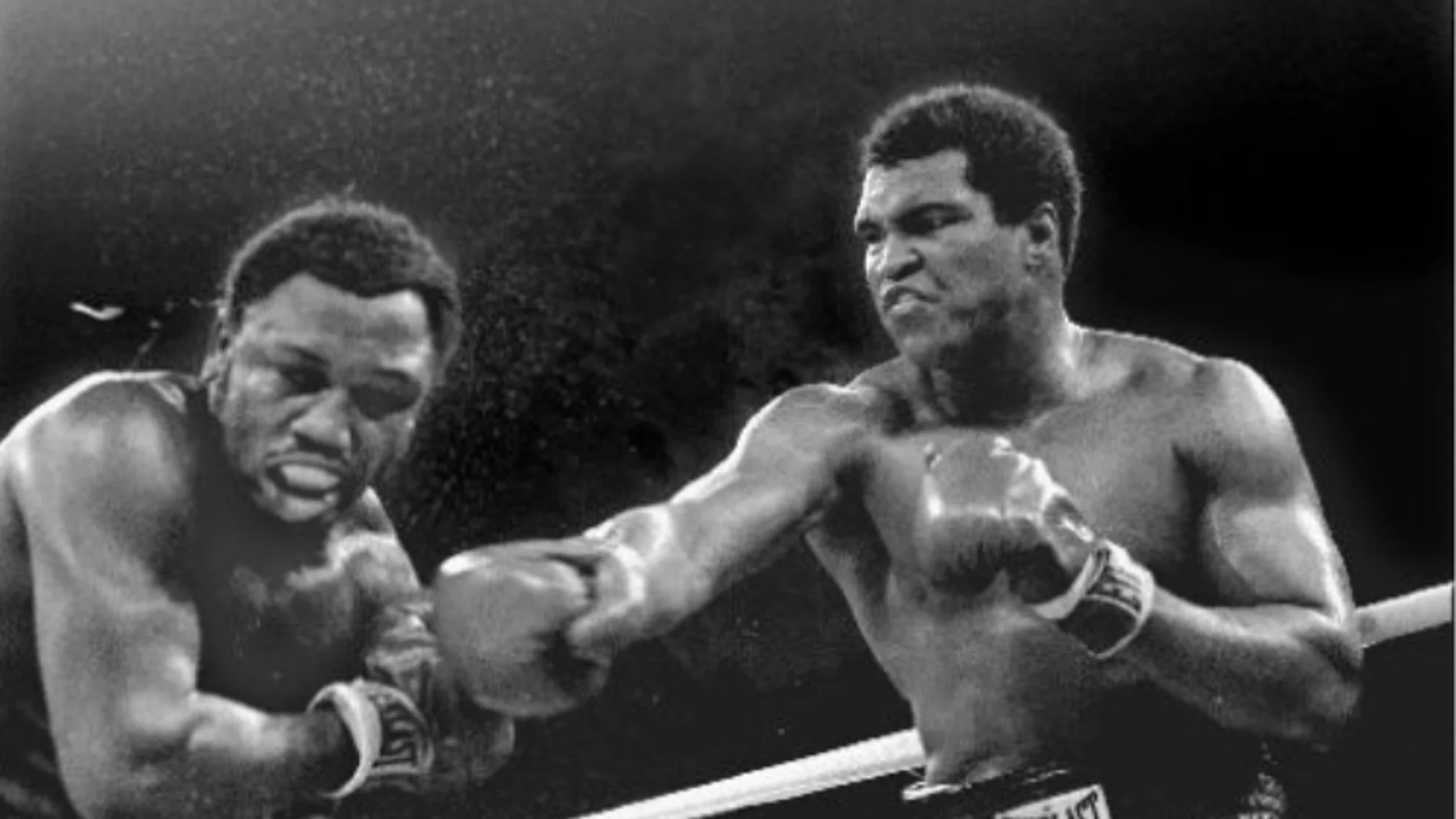 Joe Frazier recibe un golpe de Muhamad Ali