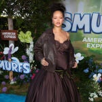 Rihanna presumiendo de embarazo.