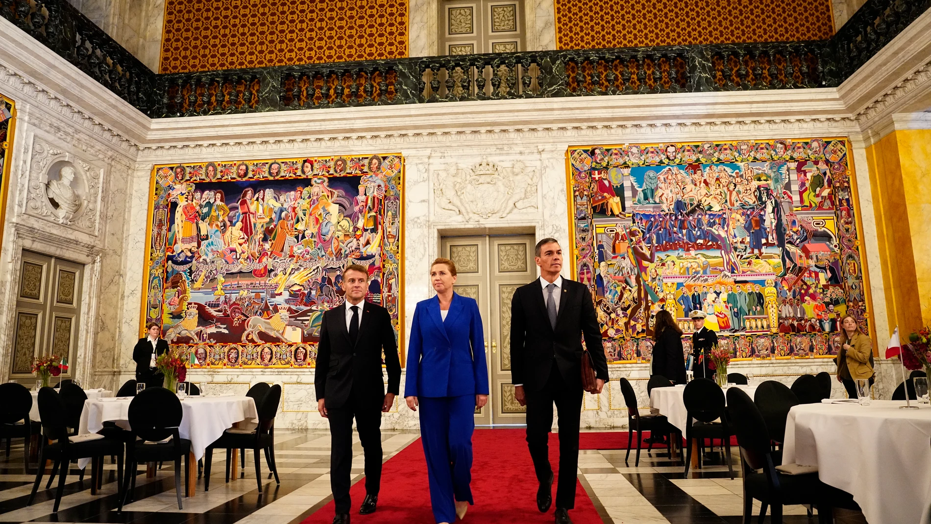 COPENHAGEN (Denmark), 01/10/2025.- Denmark's Prime Minister Mette Frederiksen (C), French President Emmanuel Macron (L) and Spanish Prime Minister Pedro Sanchez at Christiansborg Castle in Copenhagen, Denmark, 01 October 2025, for an informal meeting of EU heads of state and government. (Dinamarca, Copenhague) EFE/EPA/MADS CLAUS RASMUSSEN DENMARK OUT