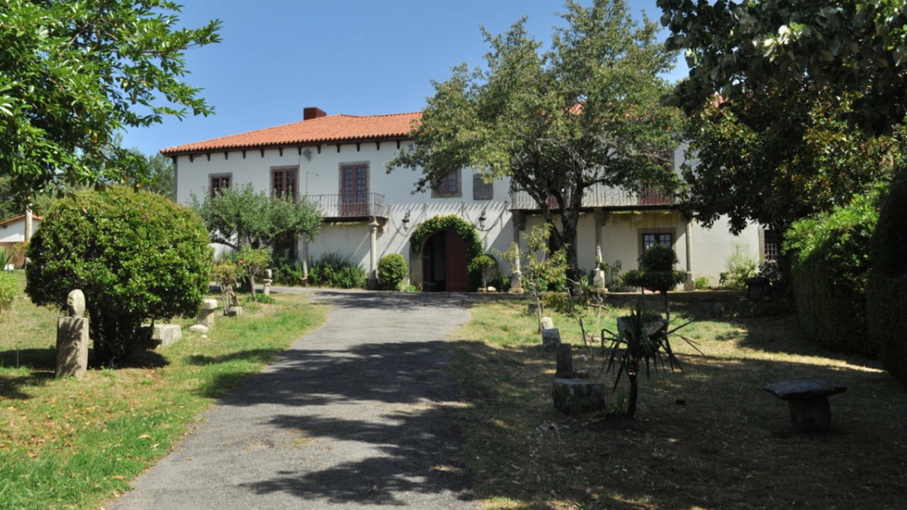Este pazo de Galicia guarda un laberinto de piedra, un retrato misterioso y siglos de historia